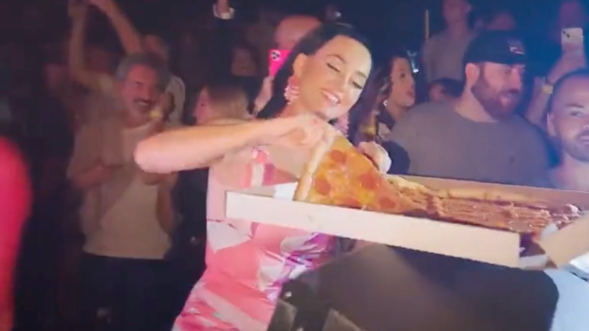 Katy Perry throws pizza to her fans and they love it!