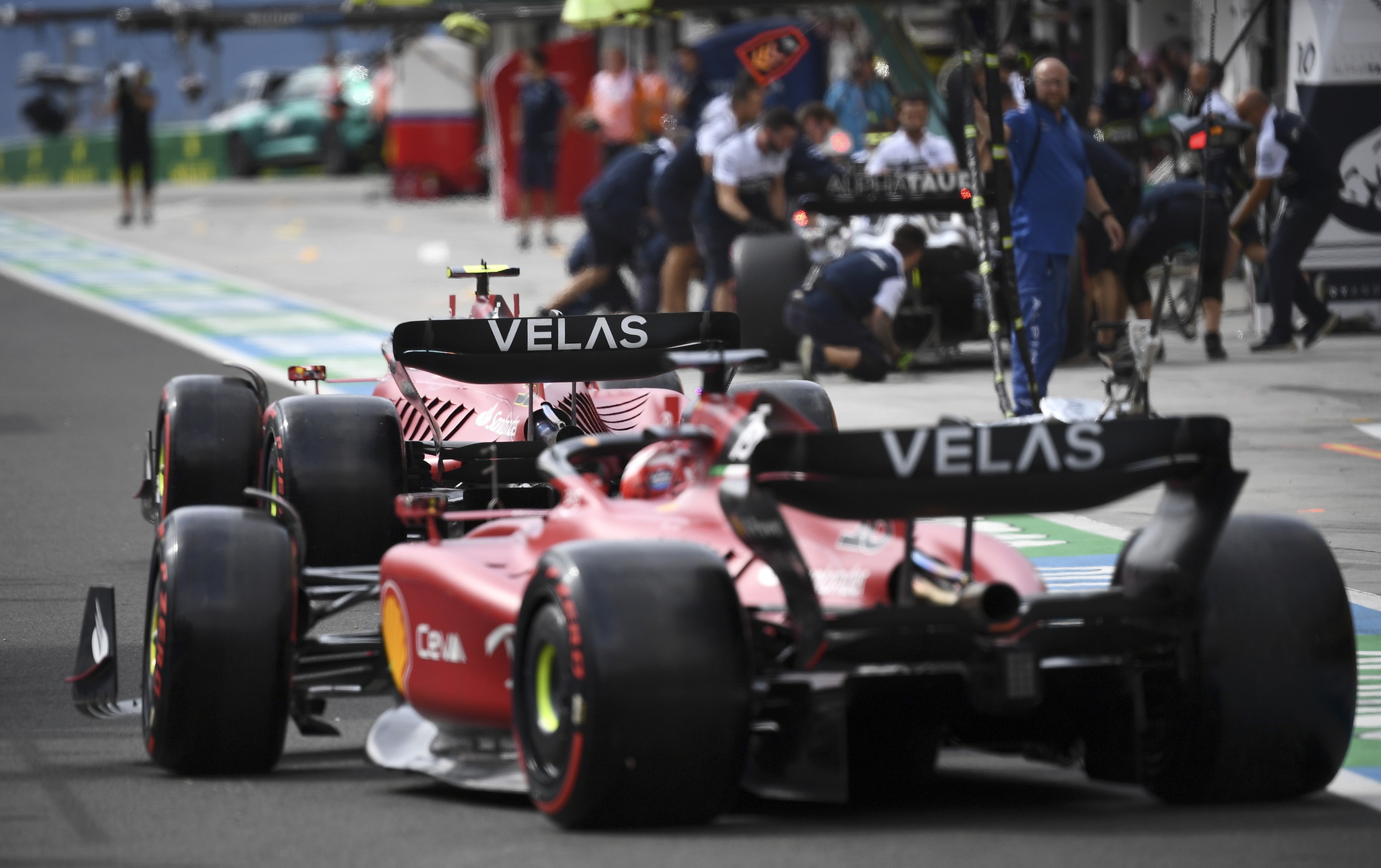 Los dos Ferrari saliendo de su box en Hungría | FERENC ISZA