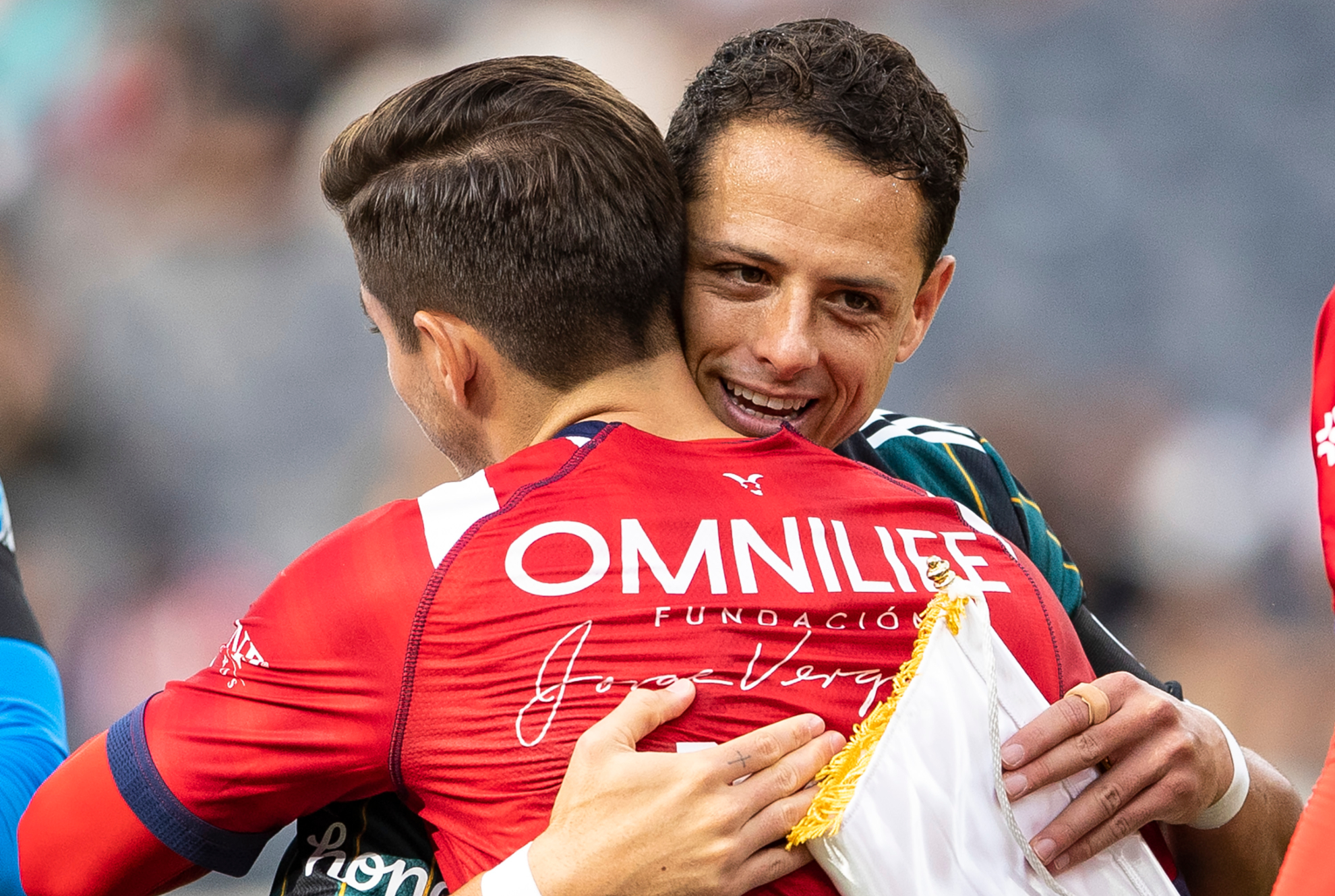 Chicharito y Brizuela se saludan en el SoFi Stadium | Imago7