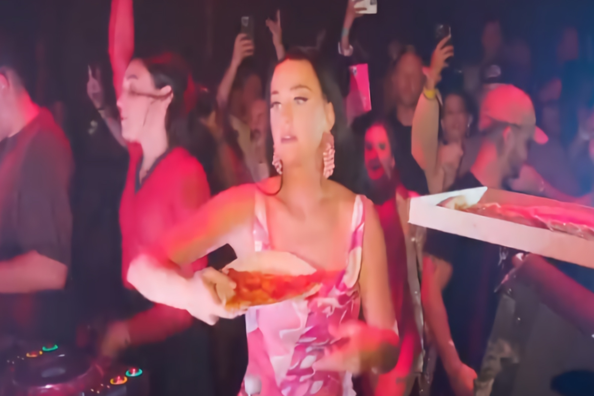 Katy Perry, en el momento en que lanza pizza al público.