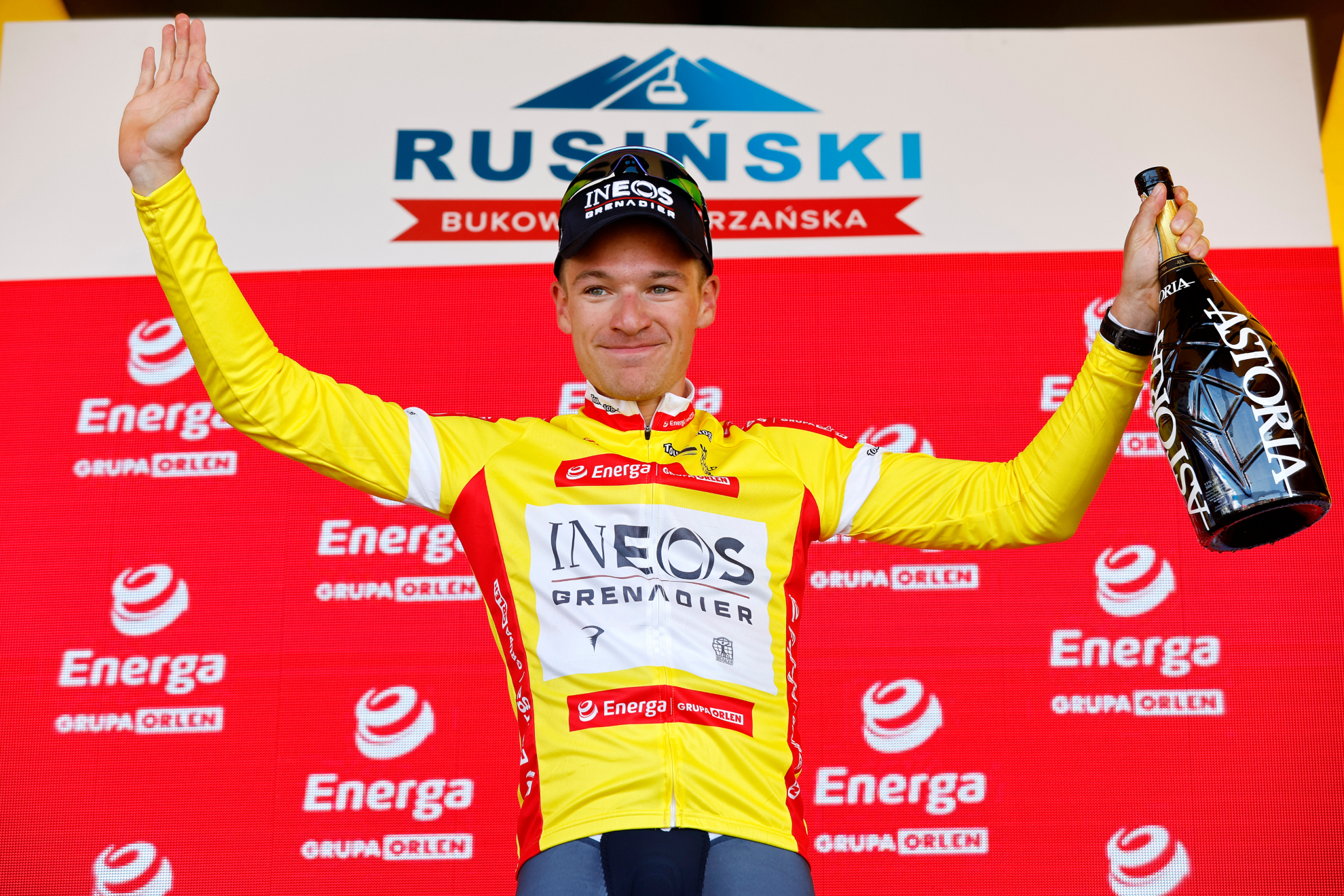 Ethan Hayter, en el podio con el maillot amarillo / Getty Images.