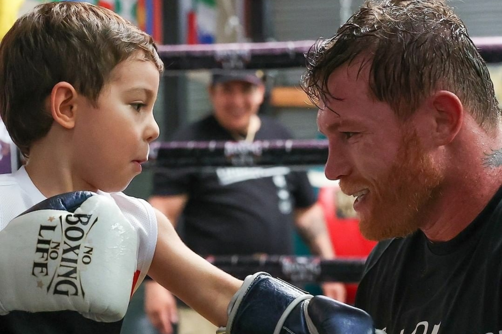 Canelo Álvarez entrena al lado de su hijo previo a la pelea contra Golovkin.