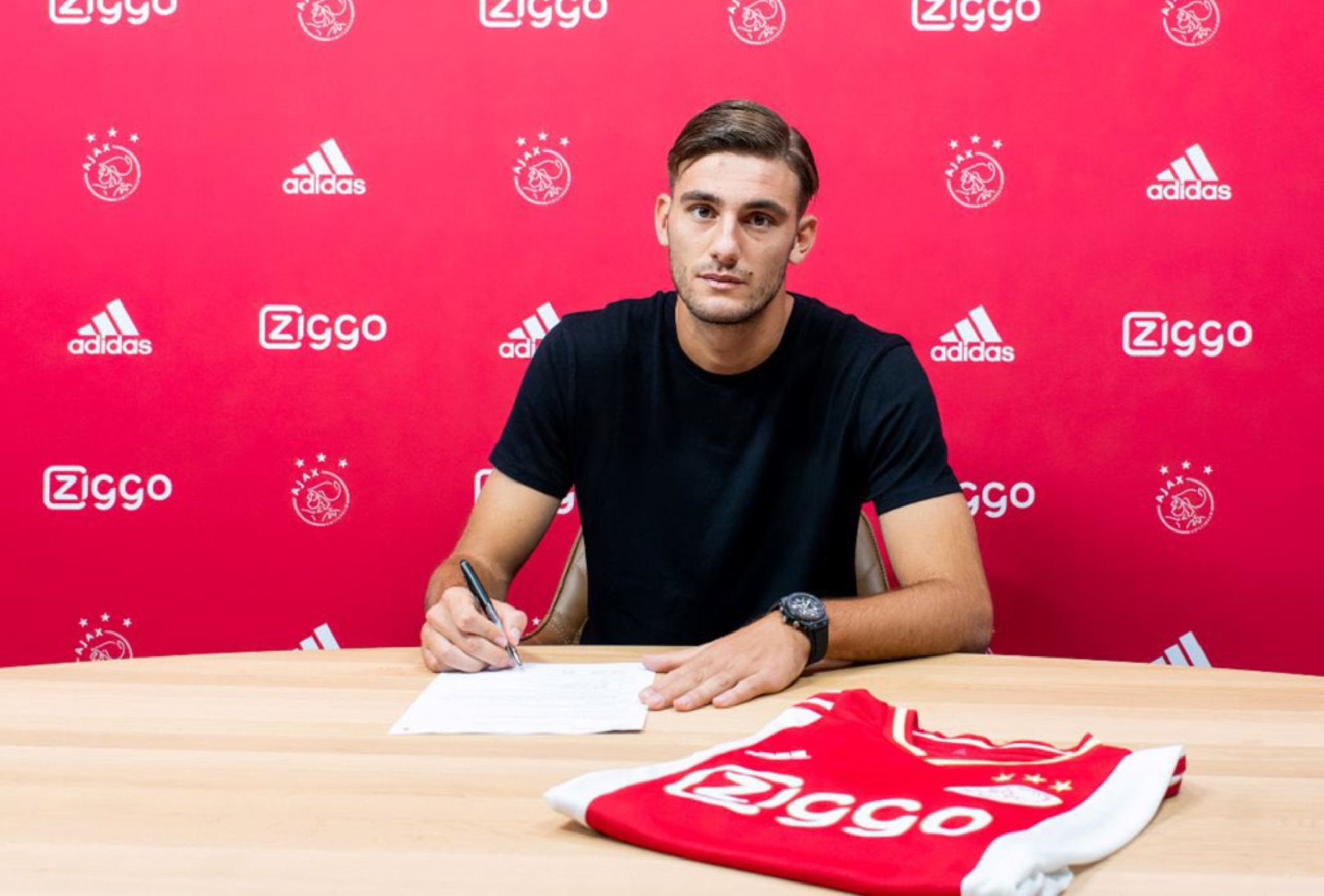 Lorenzo Lucca firma con el Ajax.