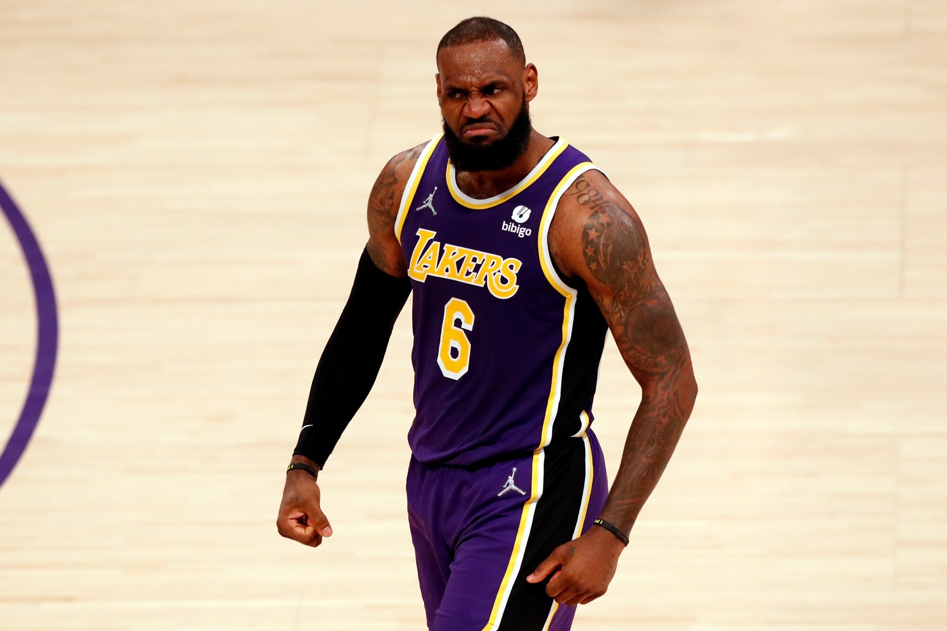LeBron James, en un encuentro de los Lakers. / AP