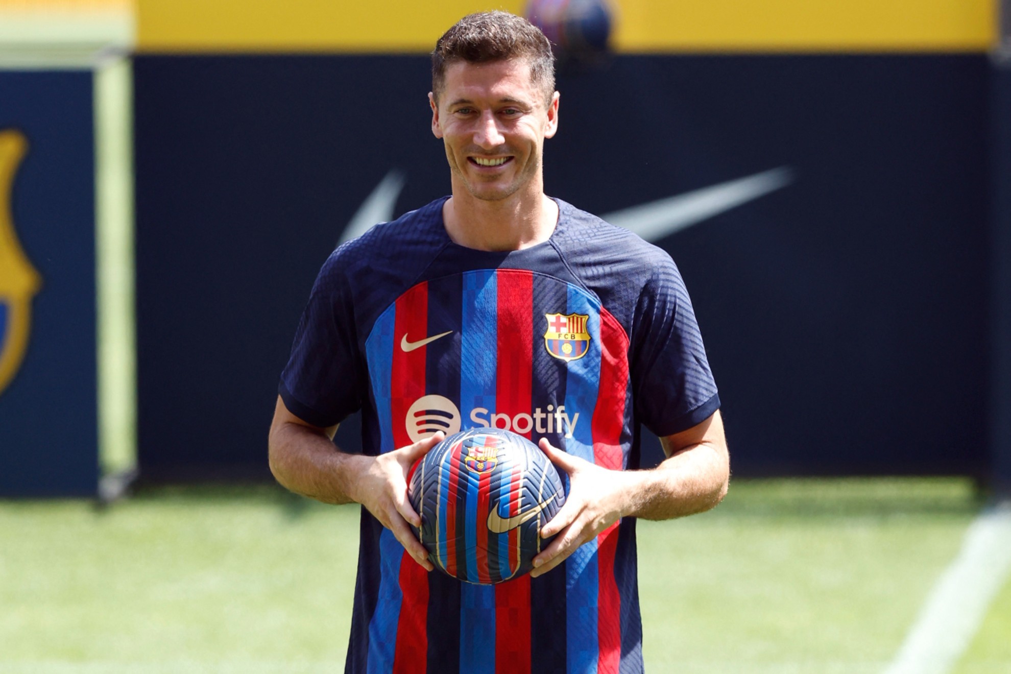Robert Lewandowski es presentado oficialmente con el FC Barcelona | Reuters