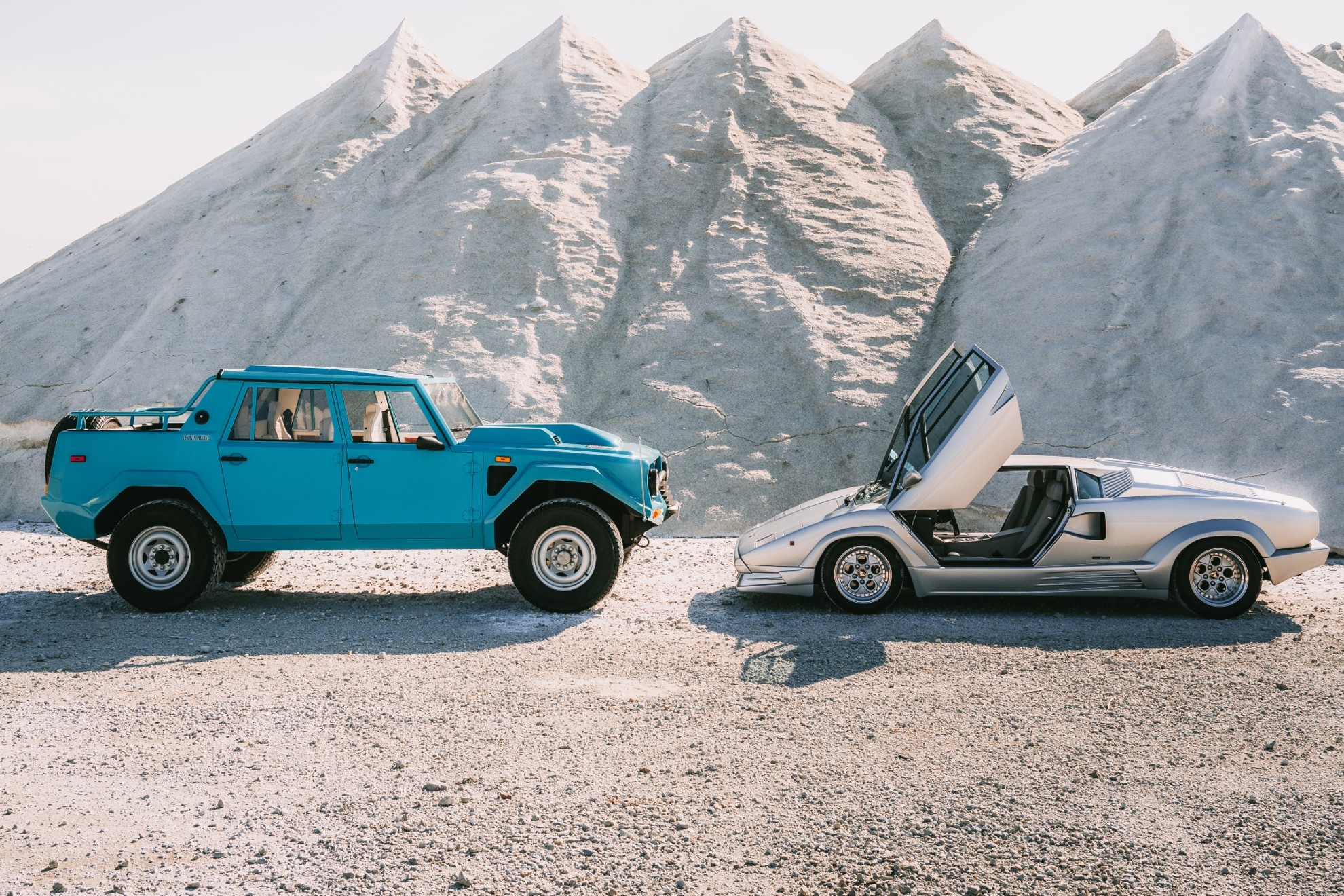 El LM002, a la izquierda, y el Countach '25 Aniversario' a la derecha. Foto: Lamborghini.