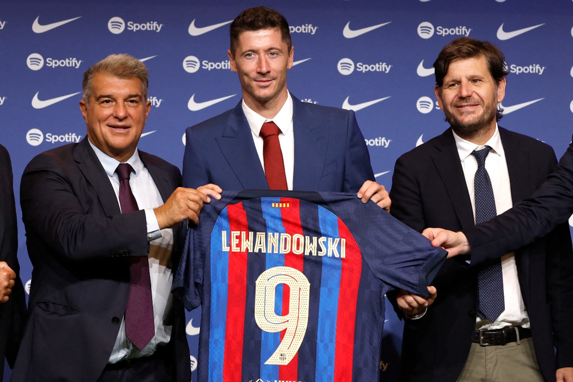 Laporta habla de las palancas y el inscribir jugadores durante la presentación de Lewandowski | Reuters