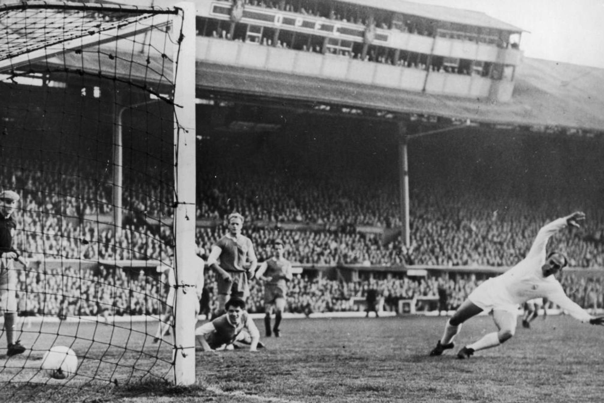 Di Stéfabo anota uno de los goles al Eintracht en la final de Copa de Europa de 1960.