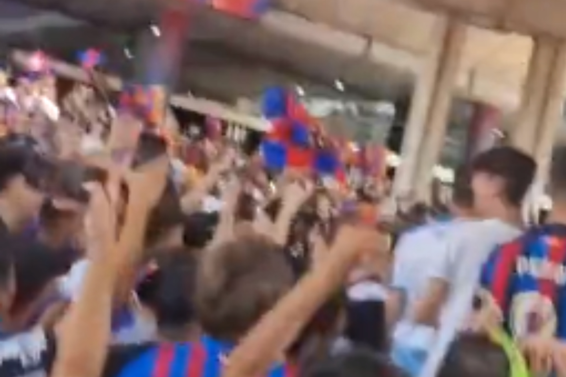 La afición del Barça se mofa del Madrid en la presentación de Lewandowski: "¿Dónde está Mbappé?"