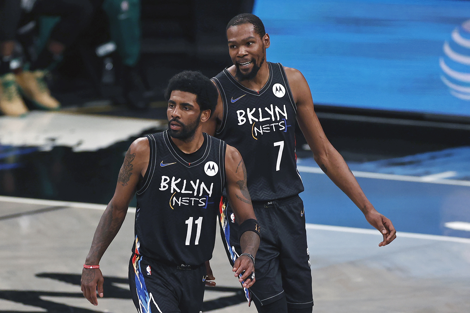 Kevin Durant y Kyrie Irving se quedarían en los Nets. AP