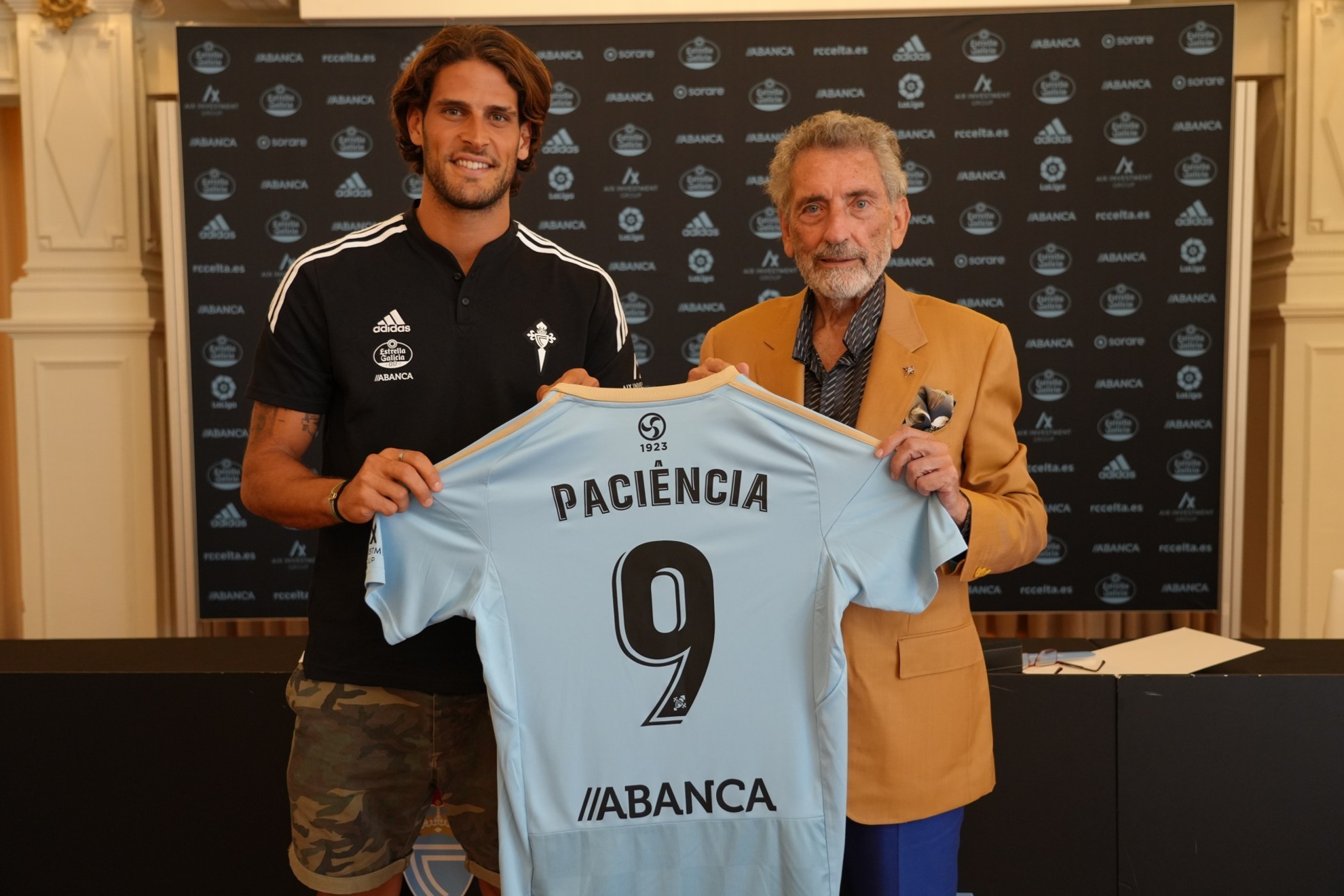 Gonçalo Paciencia (28) posando con la camiseta del Celta | TWITTER