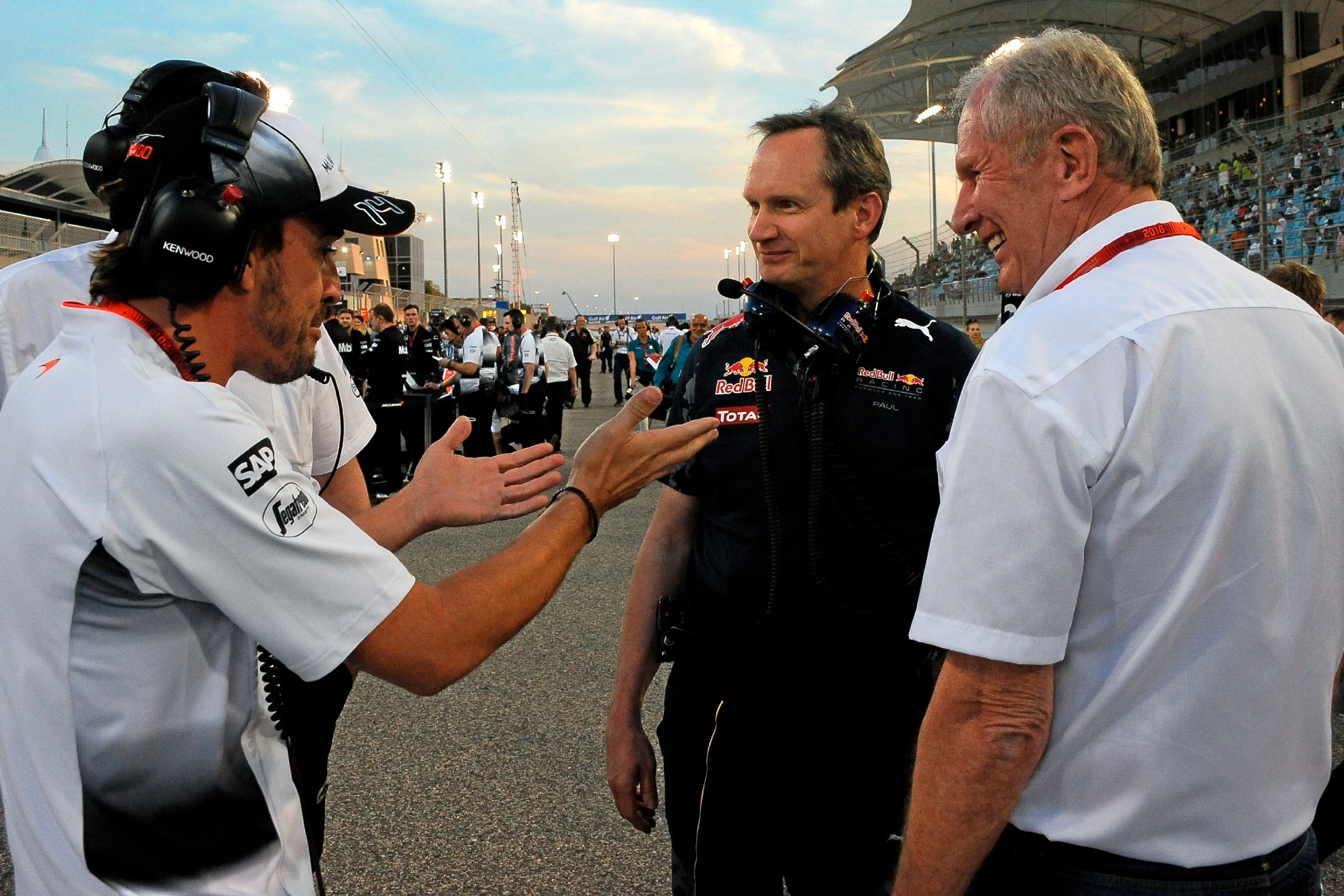Alonso conversa con Helmut Marko. / RV RACING PRESS