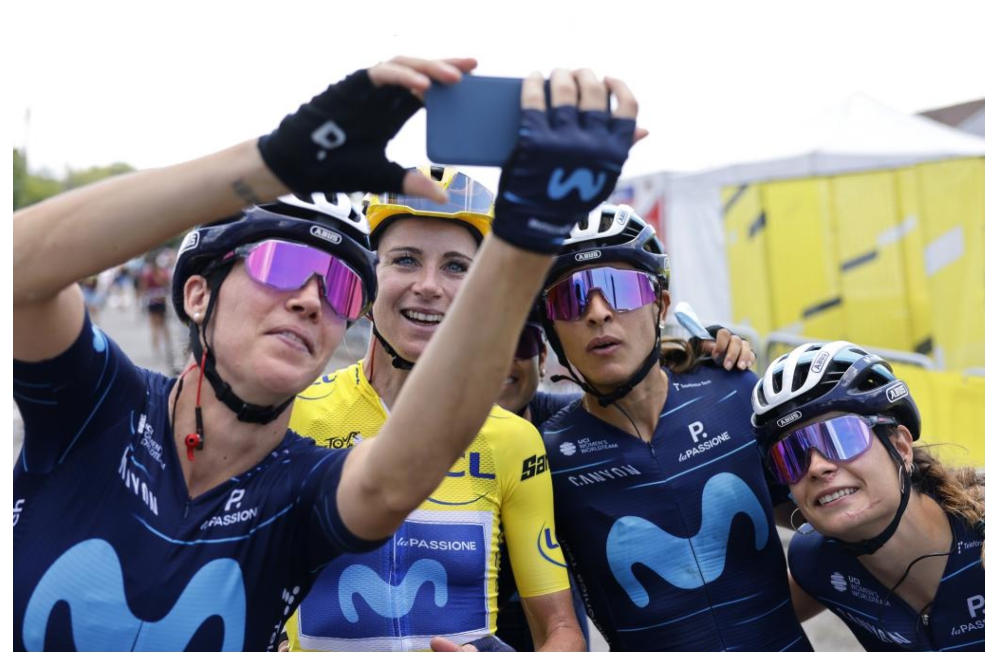 Van Vleuten, haciendose un selfie con sus compañeras. Foto: AP