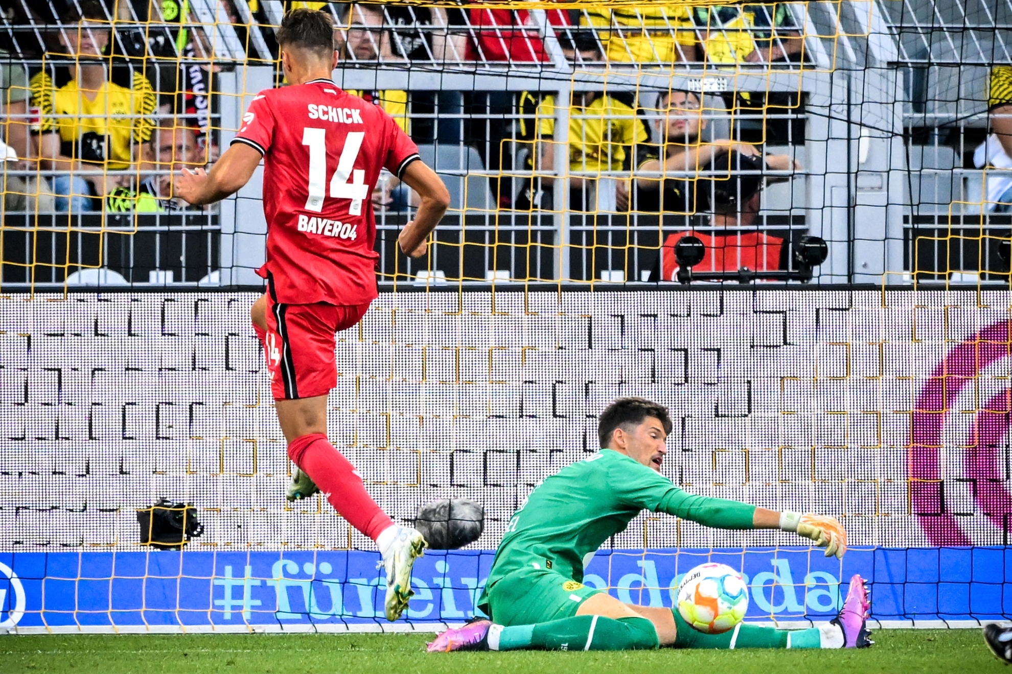 Kobel detiene una acción del Leverkusen