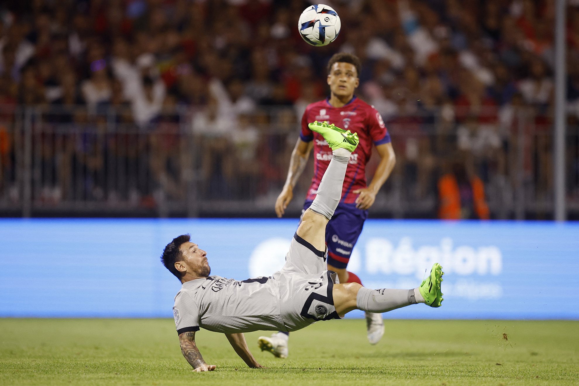 Messi marca de chilena en el primer partido del PSG. Reuters