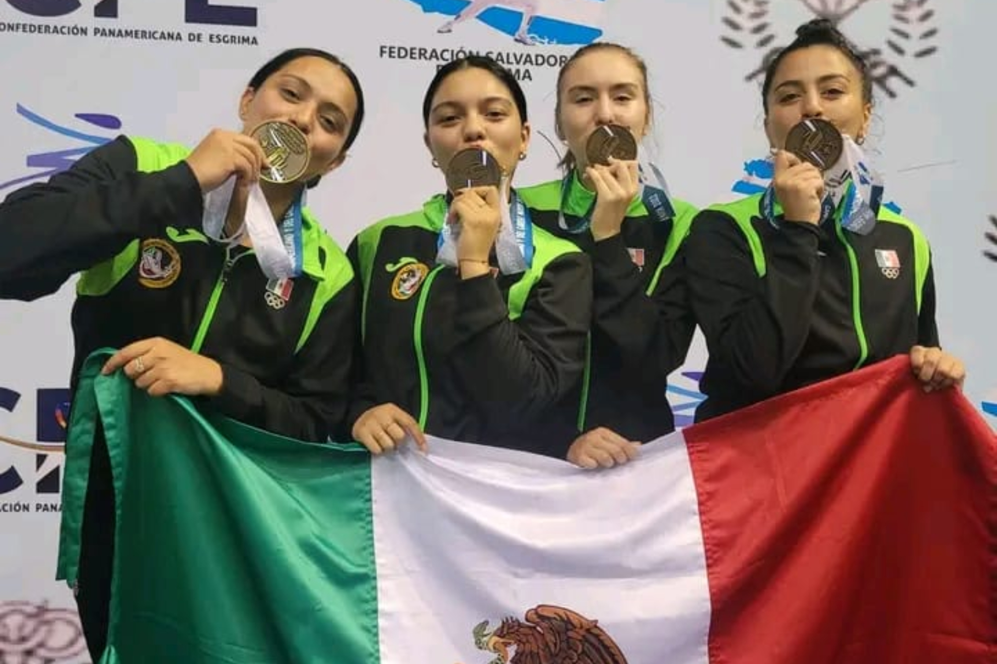 Equipo nacional de florete femenil conquista el oro en el Campeonato de esgrima
