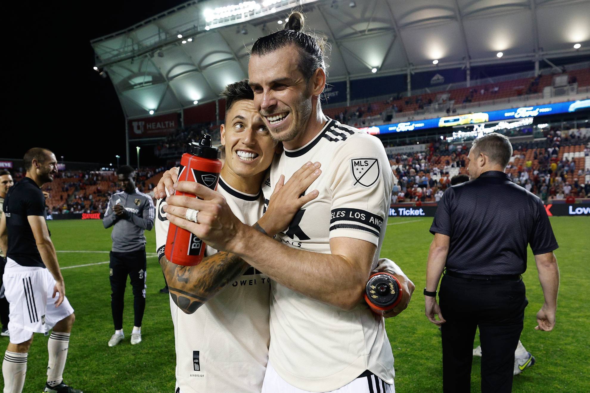 Bale celebra la victoria junto a Brian Rodríguez / @LAFC