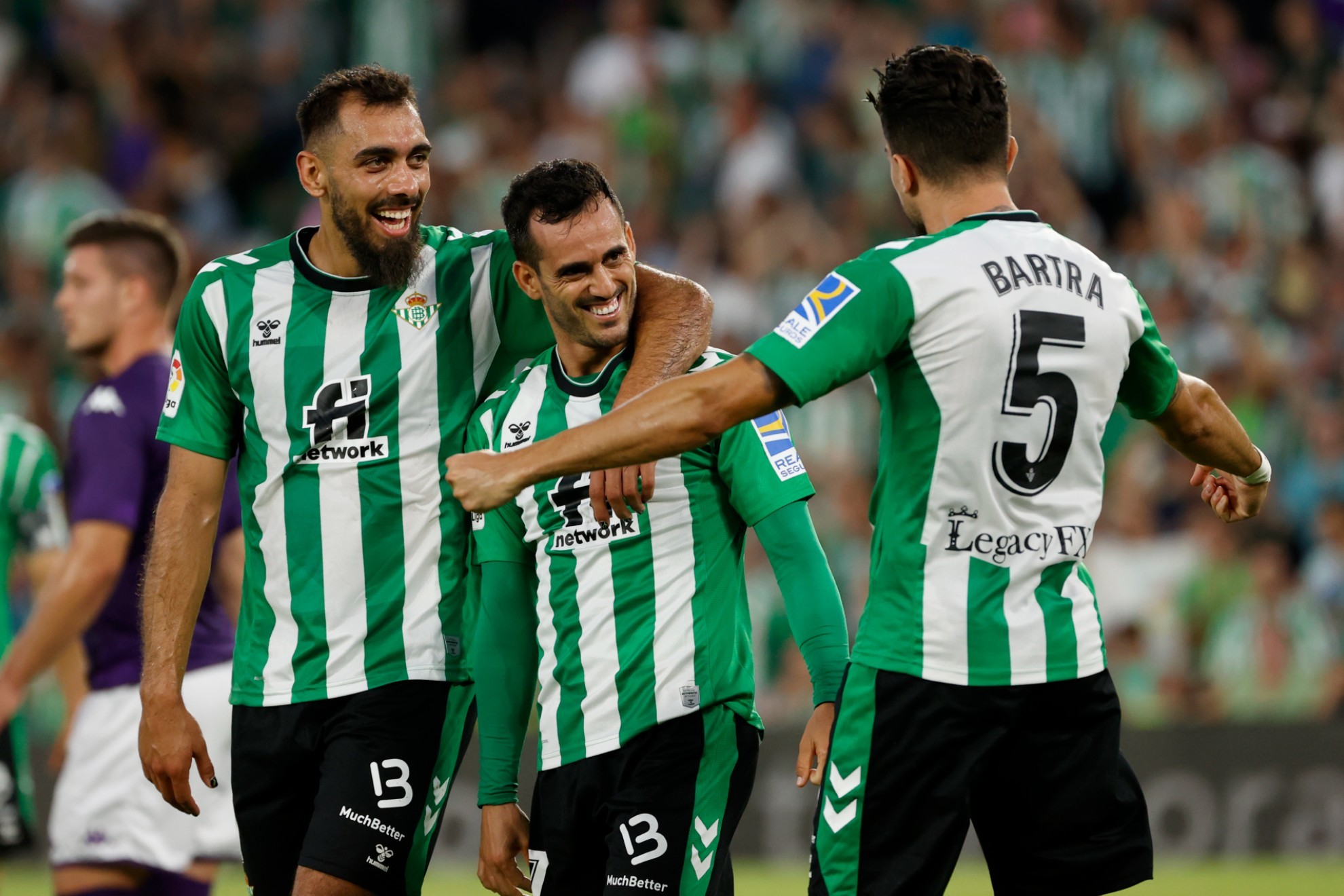 Borja Iglesias, Juanmi y Bartra celebran uno de lo goles.