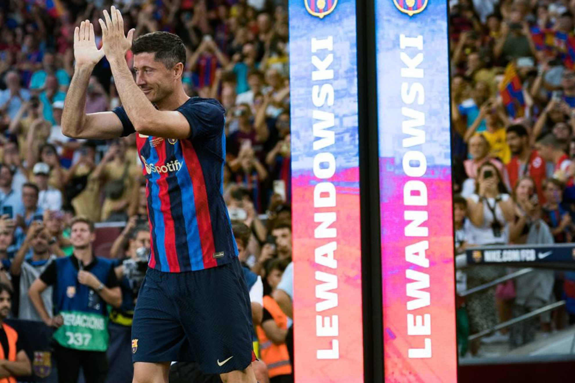 Robert Lewandowski es ovacionado en la presentación de la platilla para la próxima temporada. | @FCBarcelona_es