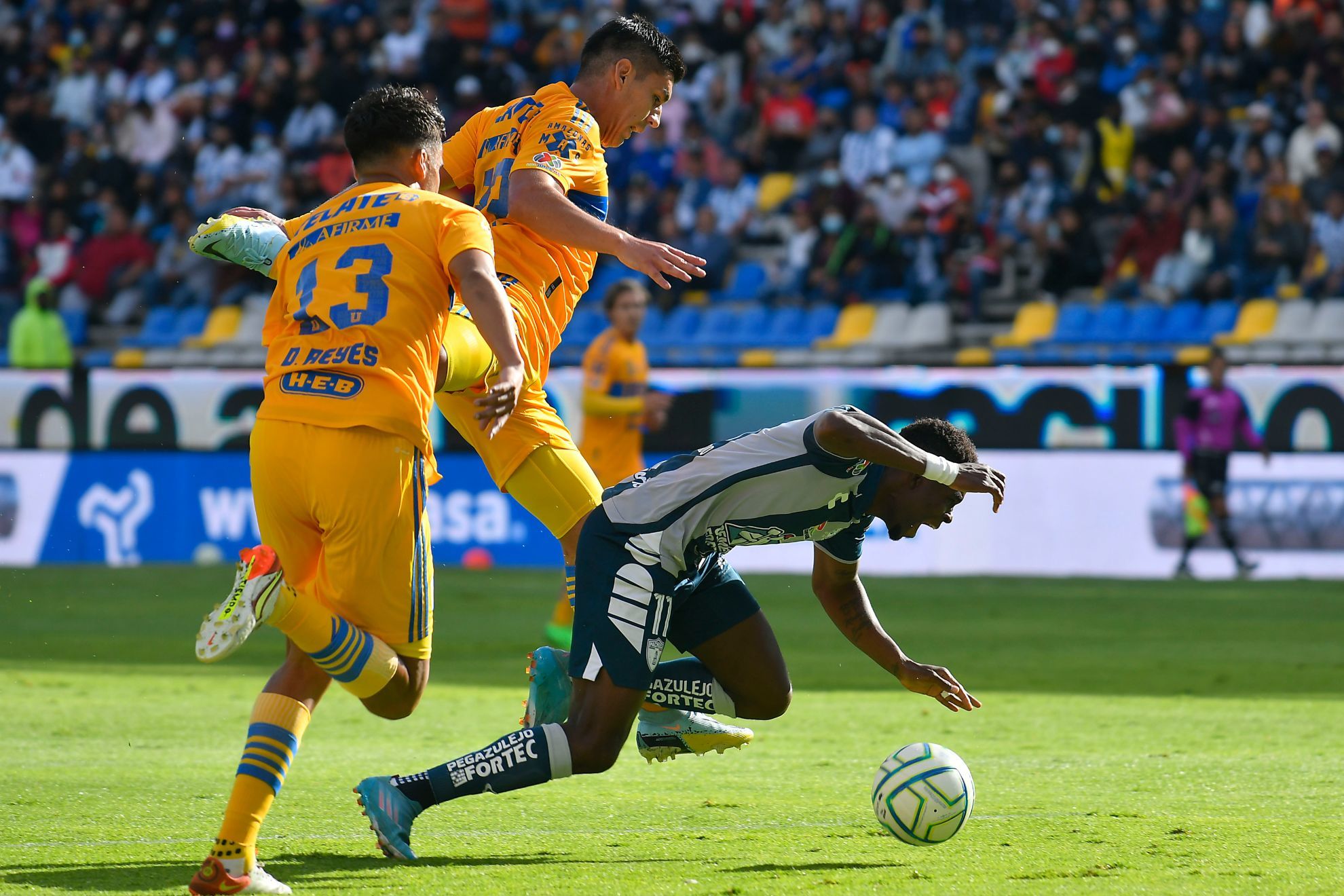 Ángulo dejó a Tigres con 10 hombres y un gol en contra | IMAGO 7