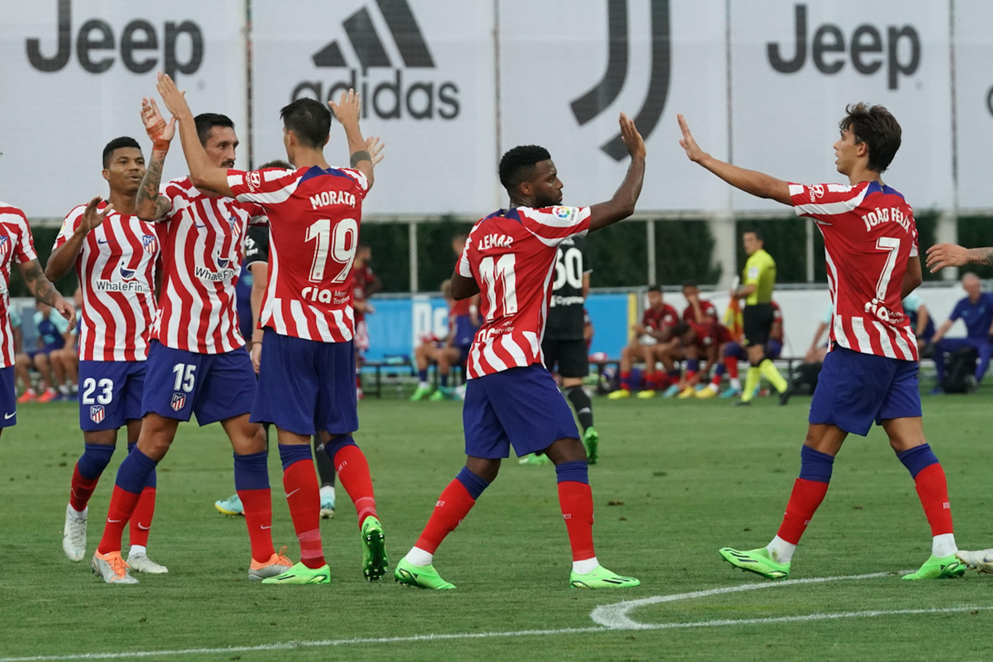 Los jugadores rojiblancos celebran uno de los goles de Morata