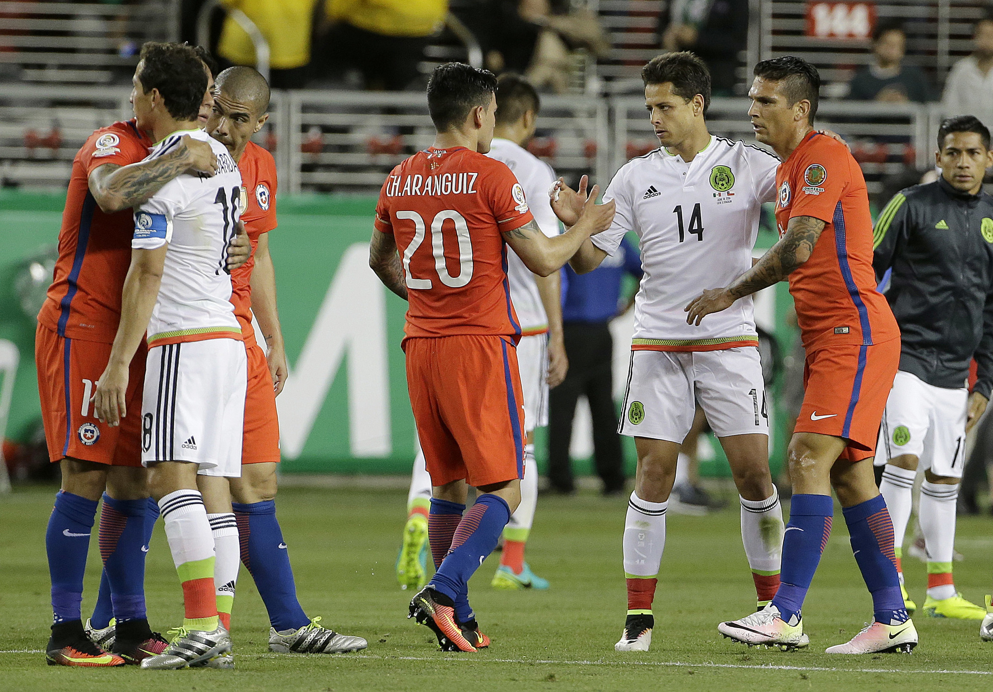La selección mexicana goleada por Chile. AP