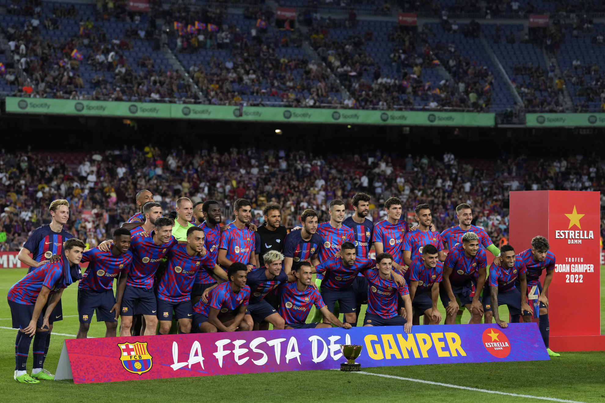 Los jugadores del Barcelona celebran el triunfo en el Gamper. EFE