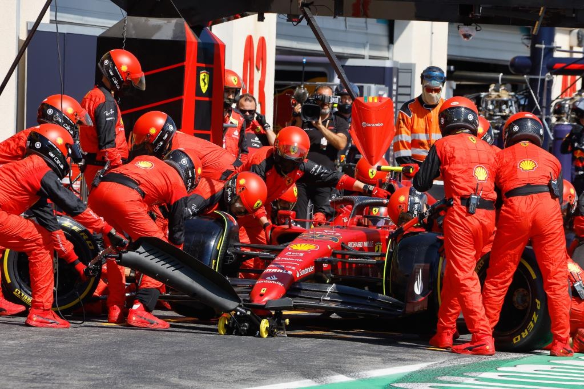 Mecánicos de Ferrari cambian las gomas del coche de Sainz en Francia./EFE