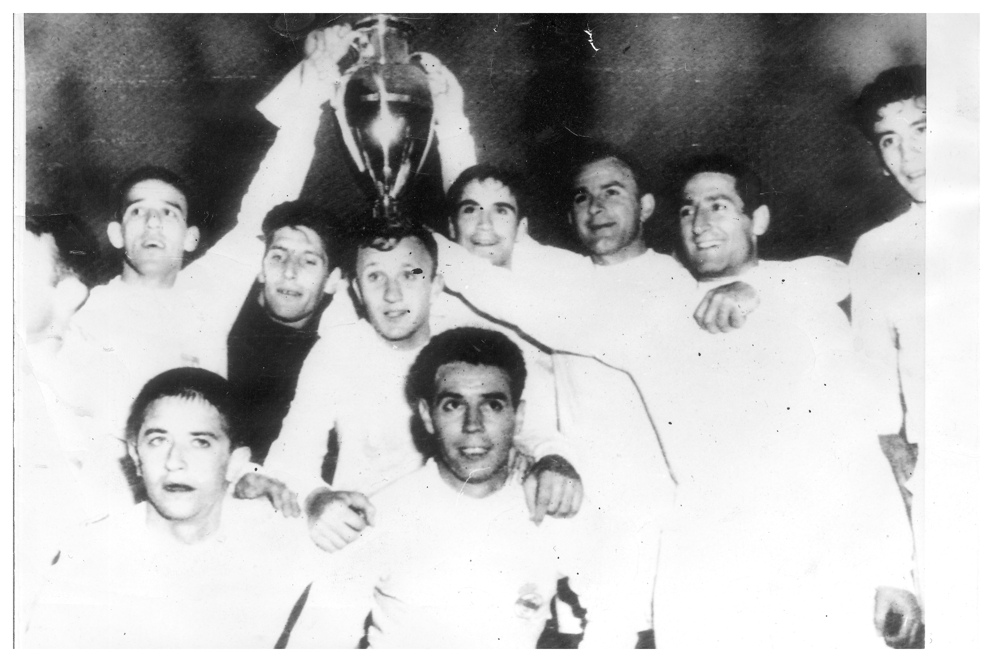 Santamaría, en la base de la Copa, celebra el trofeo de 1960. / MARCA