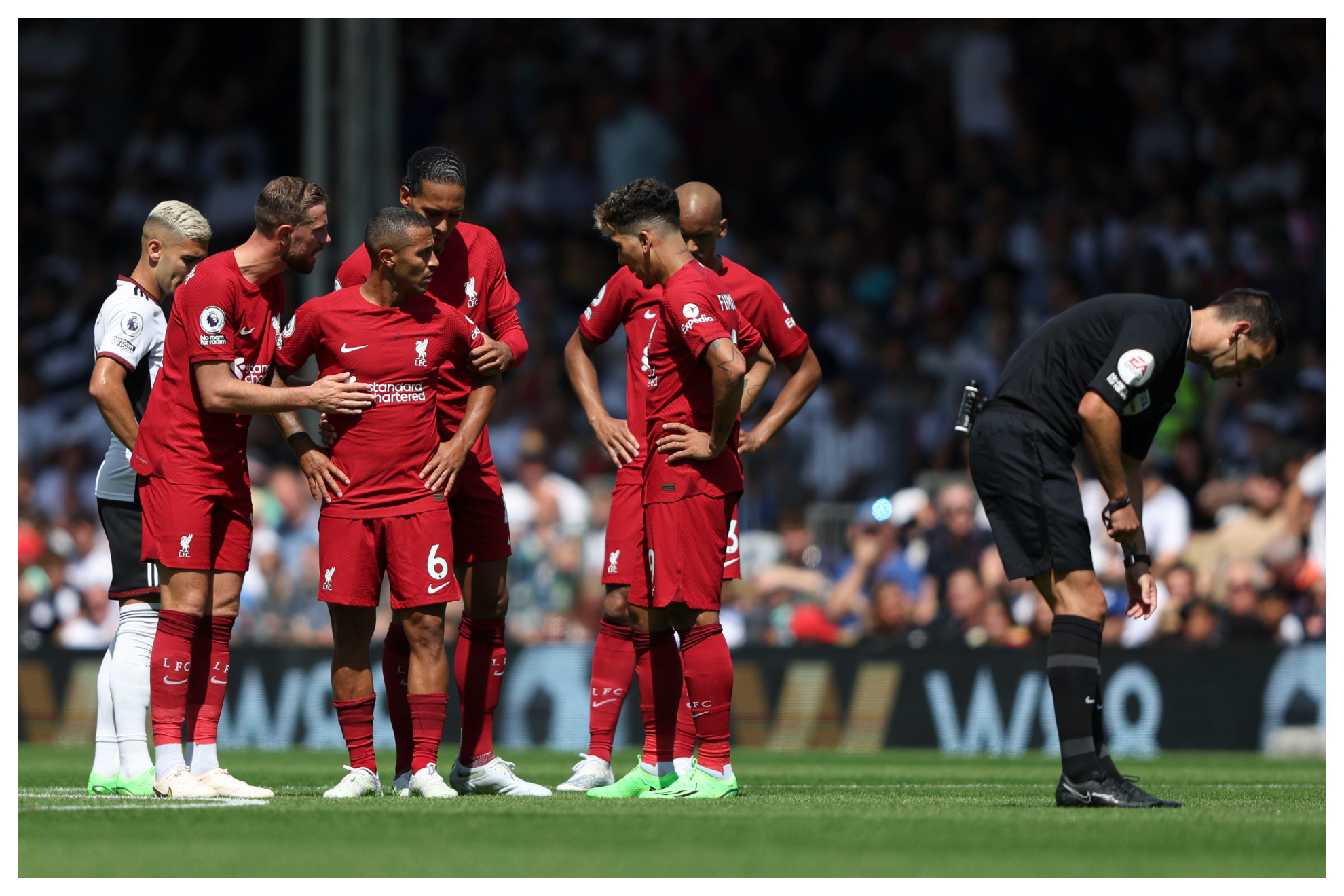 Thiago, rodeado de compañeros, en el momento de la lesión ante el Fulham. / AP