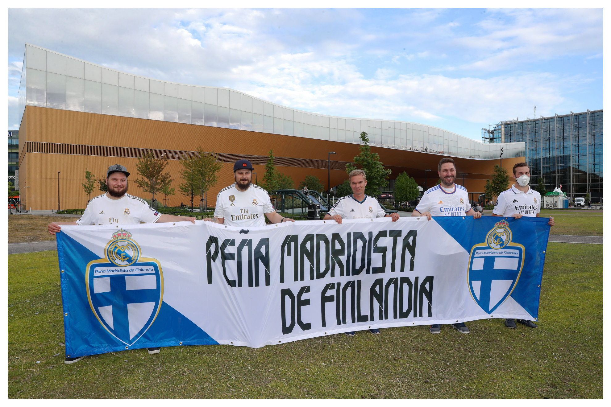 Cinco de los miembros de la peña madridista de Helsinki/CHEMA REY
