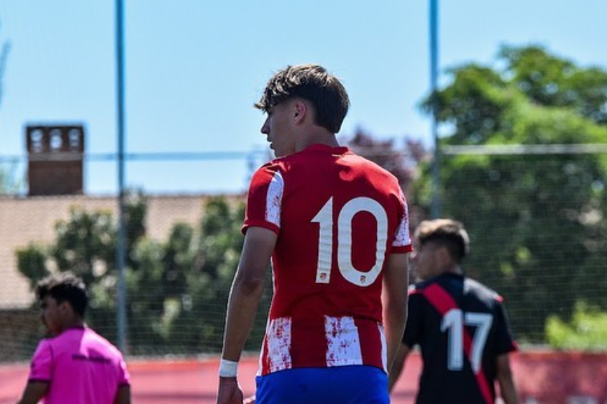Javi Fernández (15) jugando un partido con el Atlético de Madrid/ @javifernanndeez