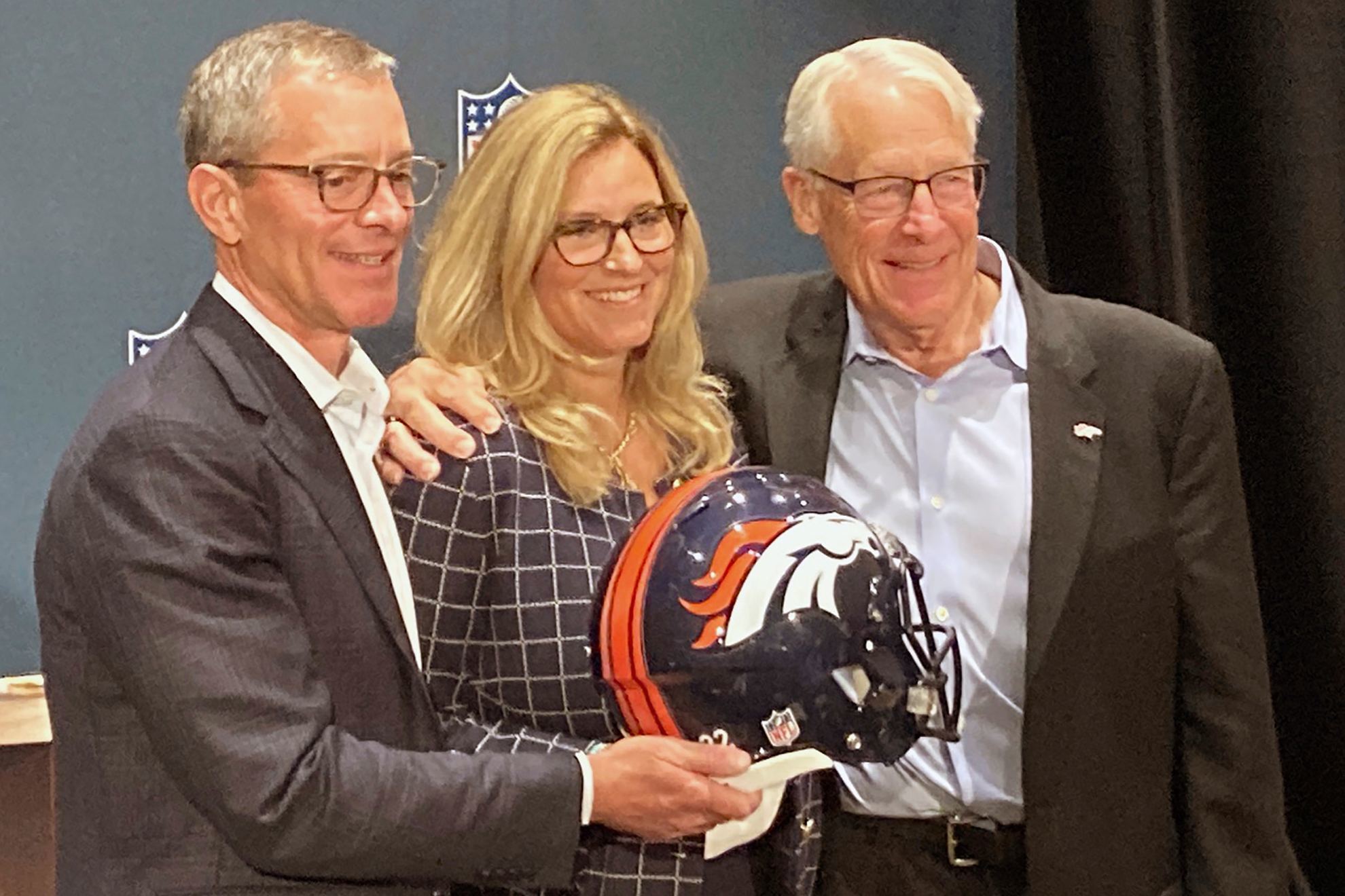 Los nuevos dueños de los Denver Broncos. / AP