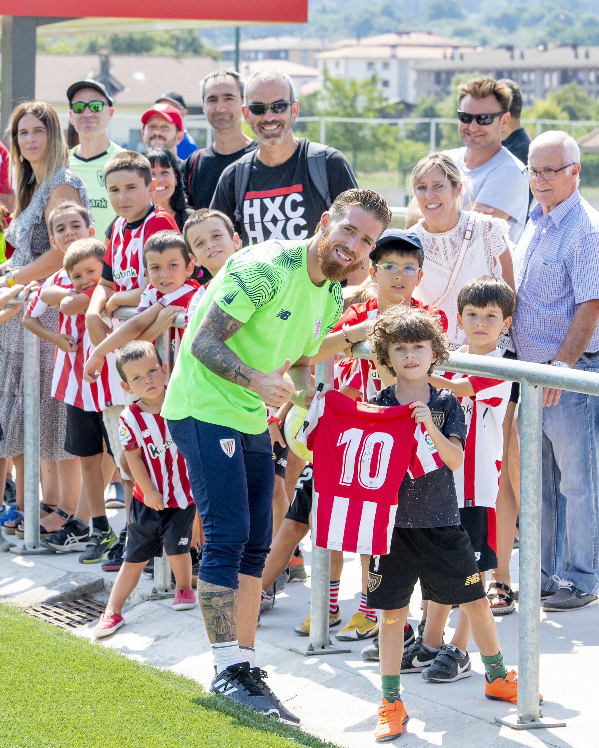 Iker Munian aparece rodeado de aficionados en el último entrenamiento a puerta abierta del equipo.