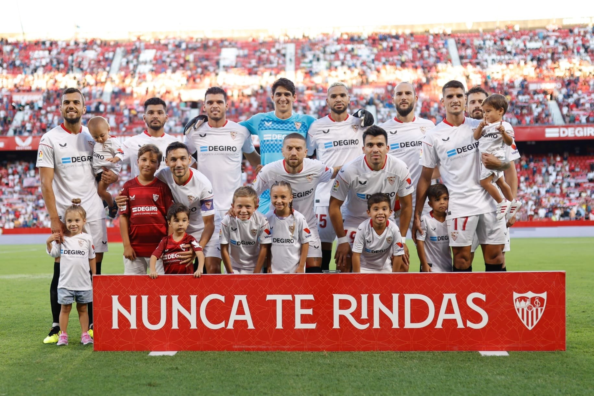 Los jugadores del Sevilla posan en la previa de un partido de pretemporada / SFC.