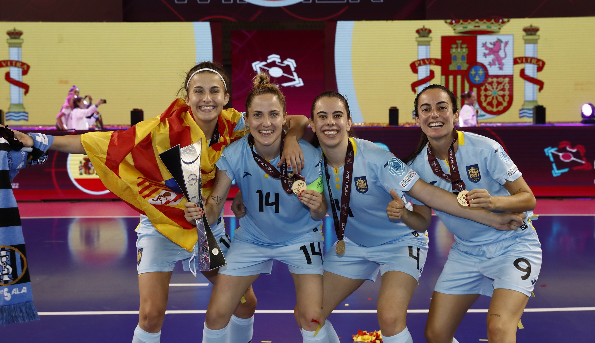 María Sanz, a la izquierda de la imagen, con varias compañeras tras ganar la Euro. / RFEF