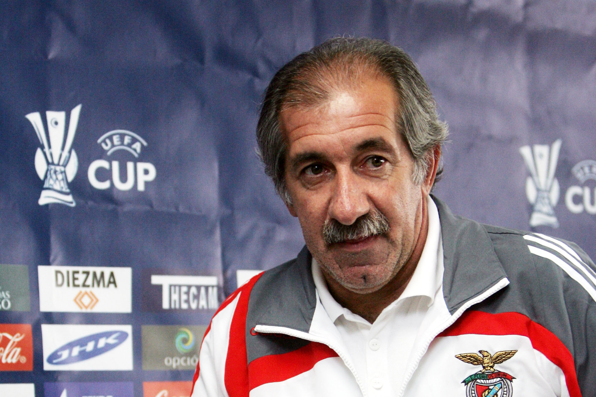 Fernando Chalana (63) durante su etapa como entrenador del Benfica.