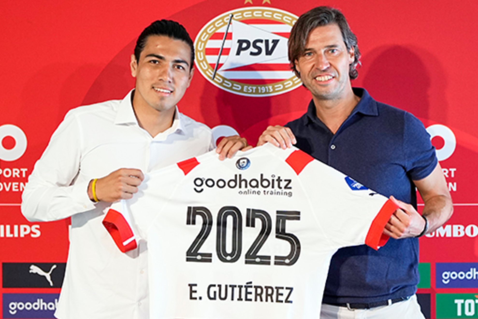 Guti posa con la camiseta con el dorsal 2025, año hasta el que renovó | psv.nl