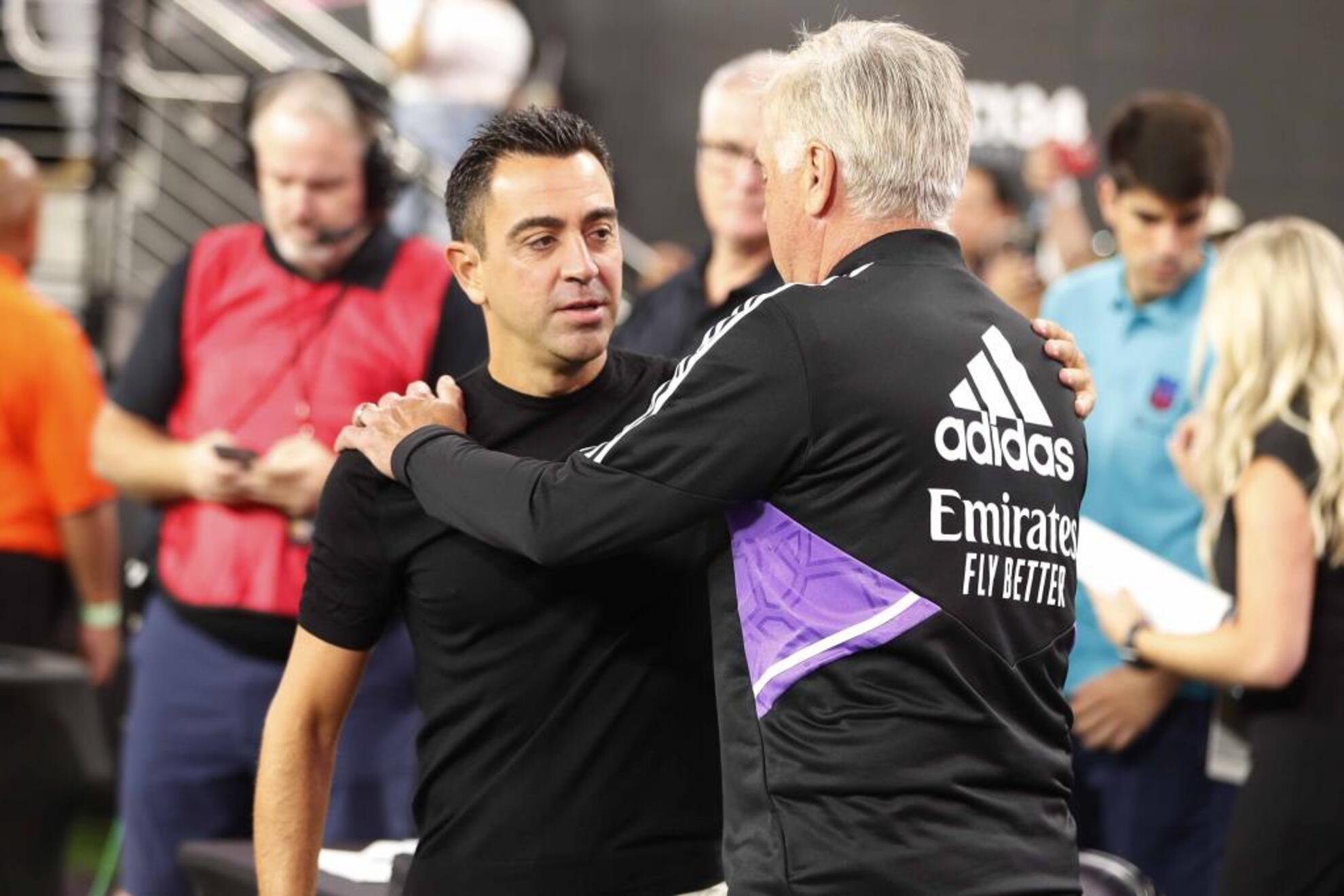 Xavi Hernández y Carlo Ancelotti se saludan antes del Clásico en Las Vegas / ÁNGEL RIVERO