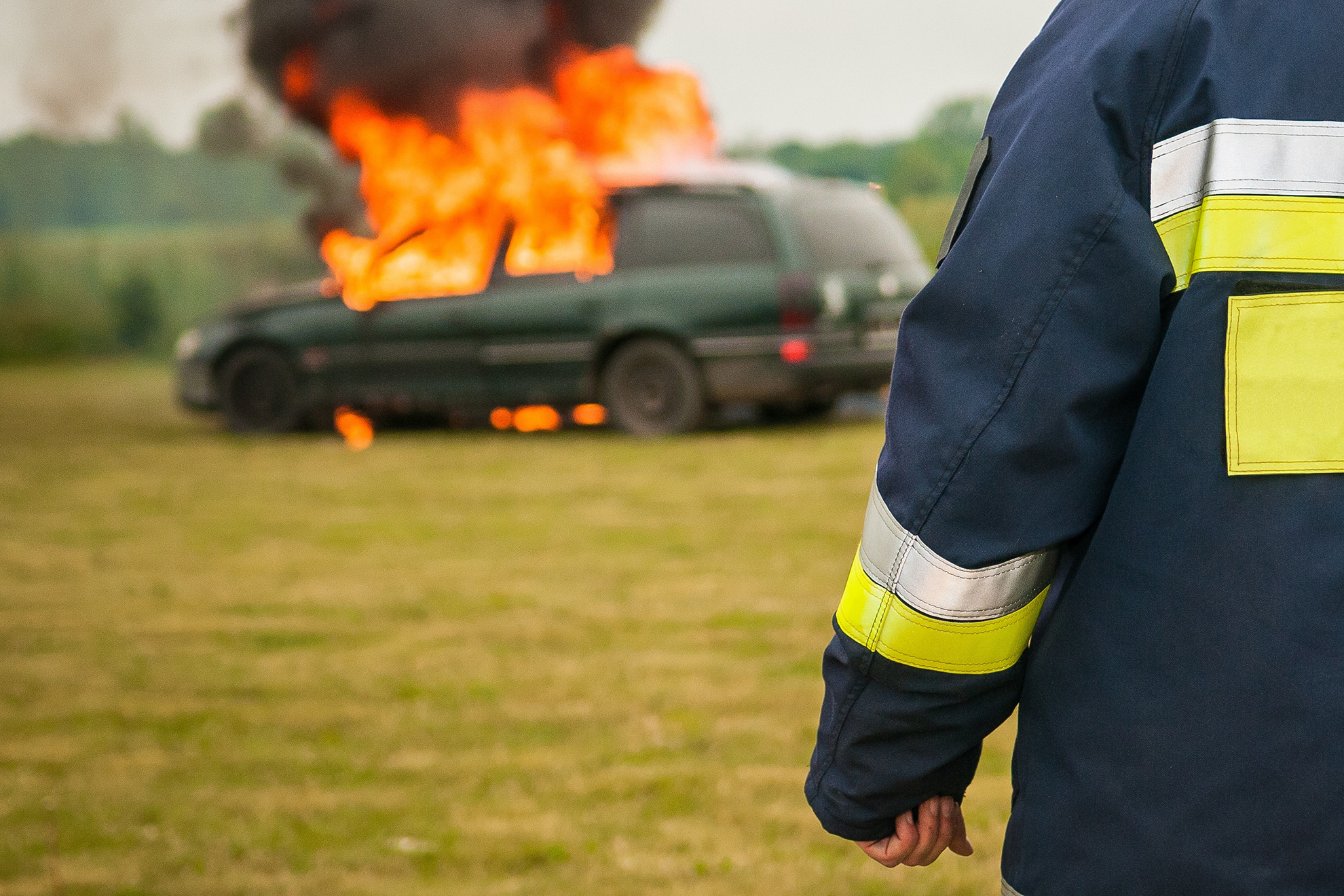 Enfrentarse a un fuego declarado en tu coche requiere cierta sangre fría. Foto : Pexels.