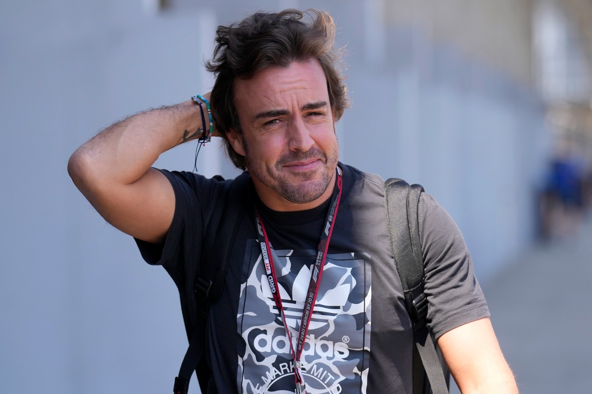 Fernando Alonso a su llegada al Gran Premio de Hungría | Darko Bandic AP