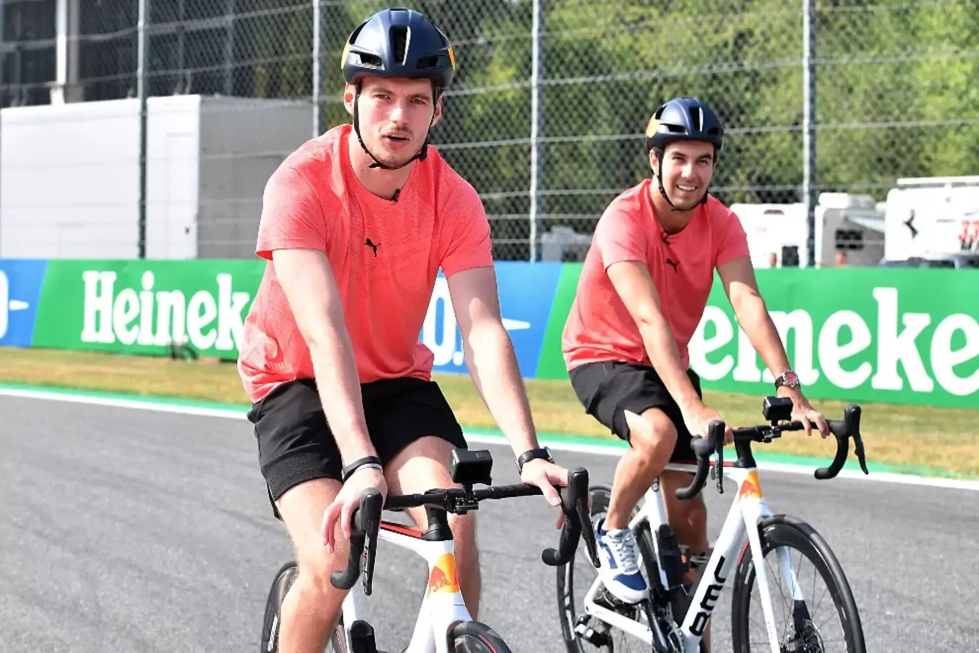 Checo Pérez y Max Verstappen en bicicleta