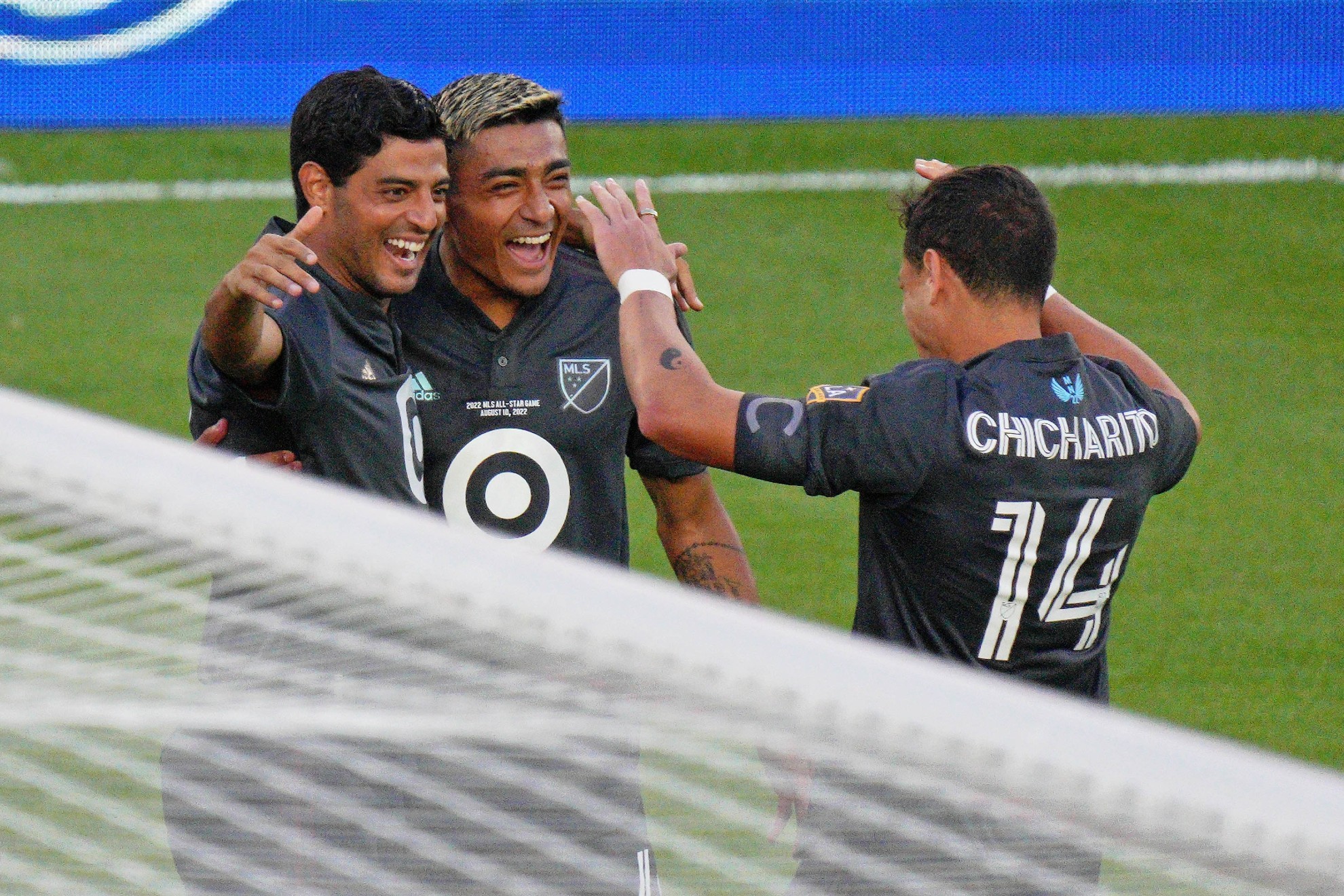 Chicharito, sorprendido por el gol de cabeza de Carlos Vela | Reuters