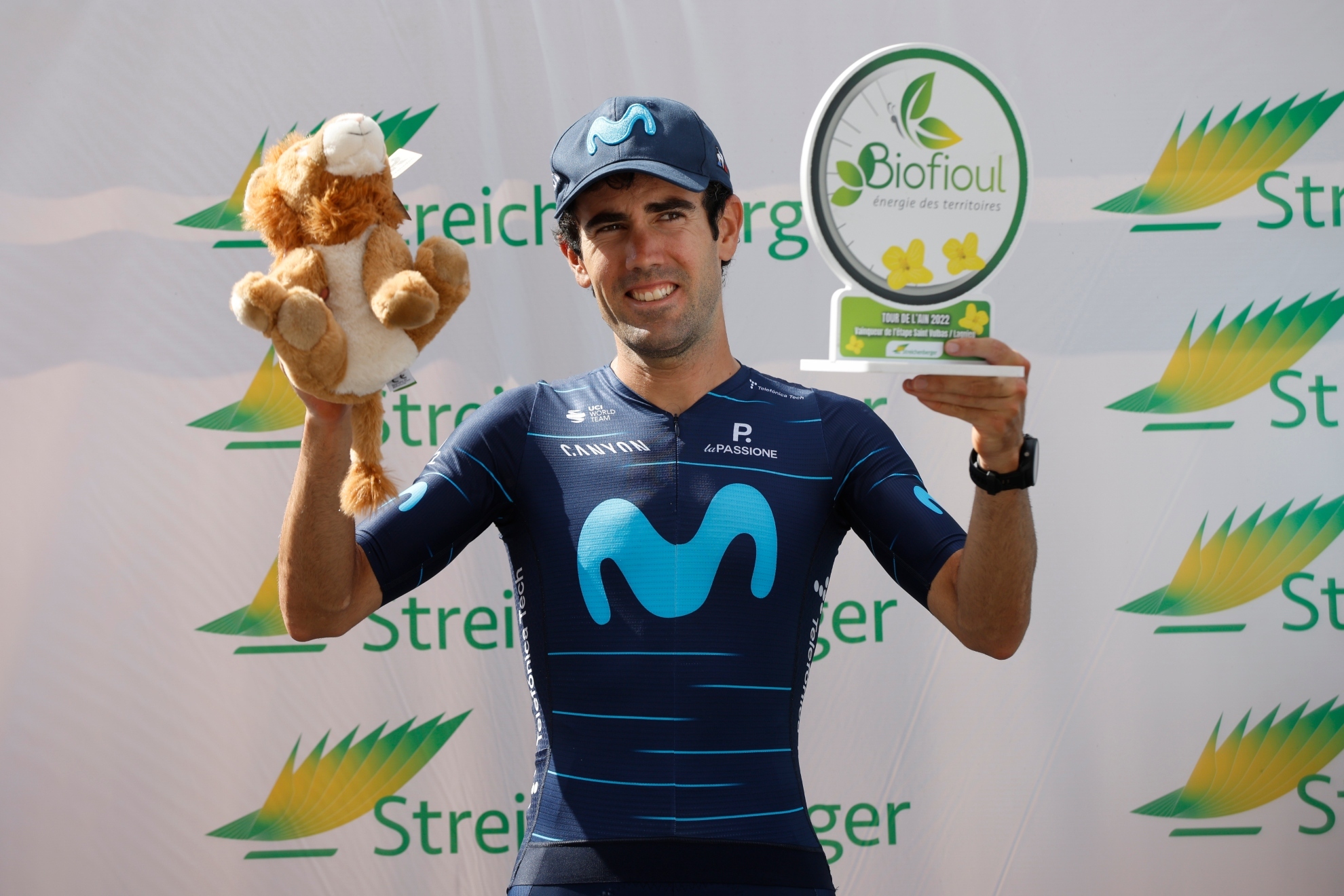 Antonio Pedrero en el podio tras ganar la última etapa del Tour de l'Ain. FOTO: GETTY IMAGES