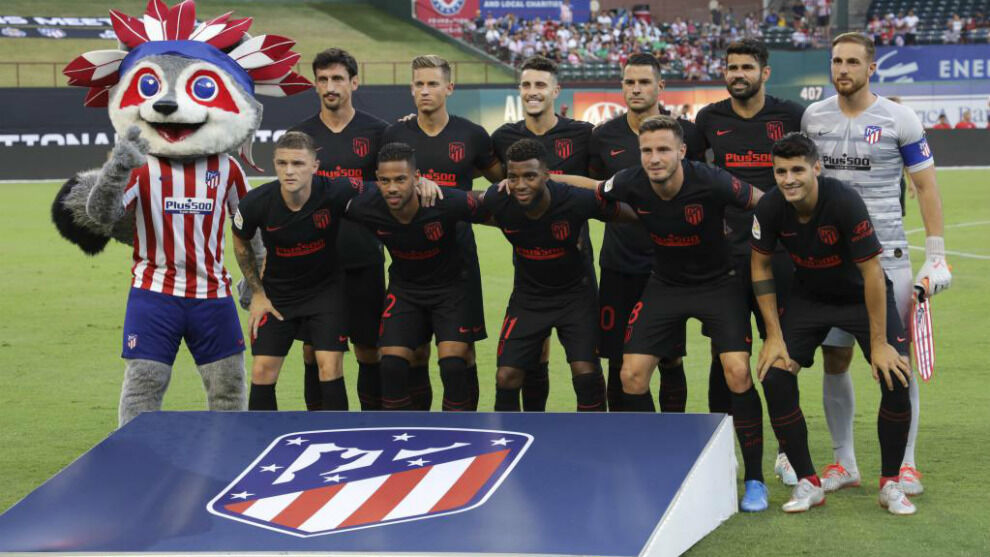 Indi junto a los jugadores del Atlético Madrid en 2019