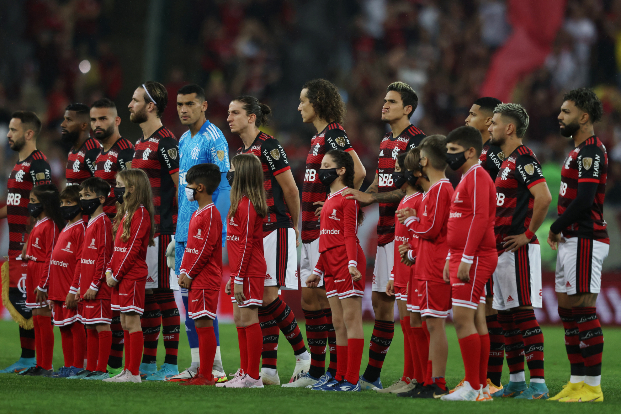 Niño presume su playera del Flamengo en pleno protocolo junto a los jugadores del Corinthians