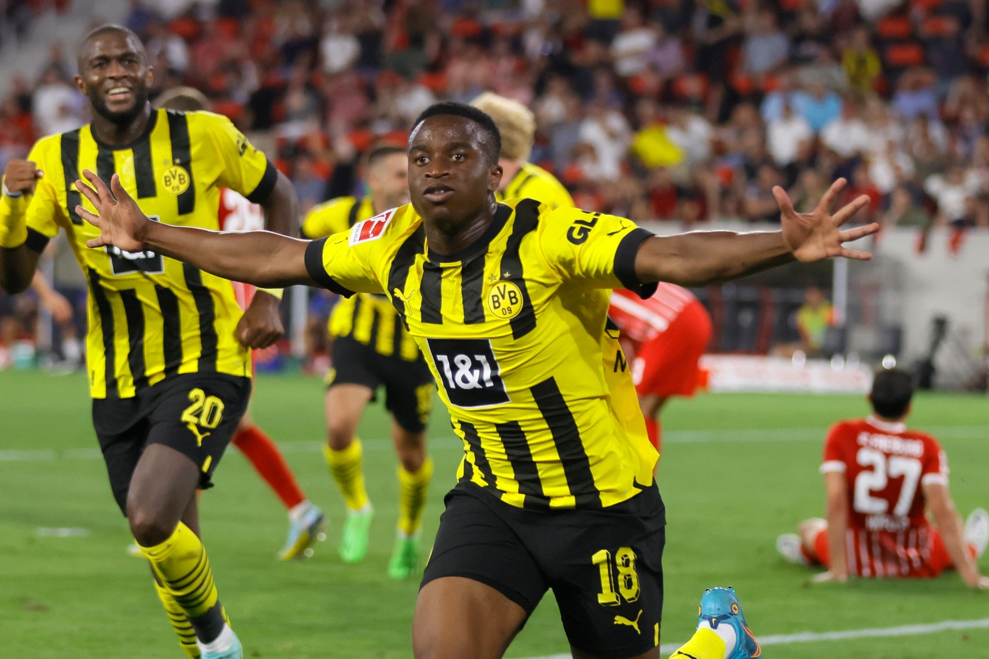 Youssoufa Moukoko celebra su gol contra el Colonia. EFE