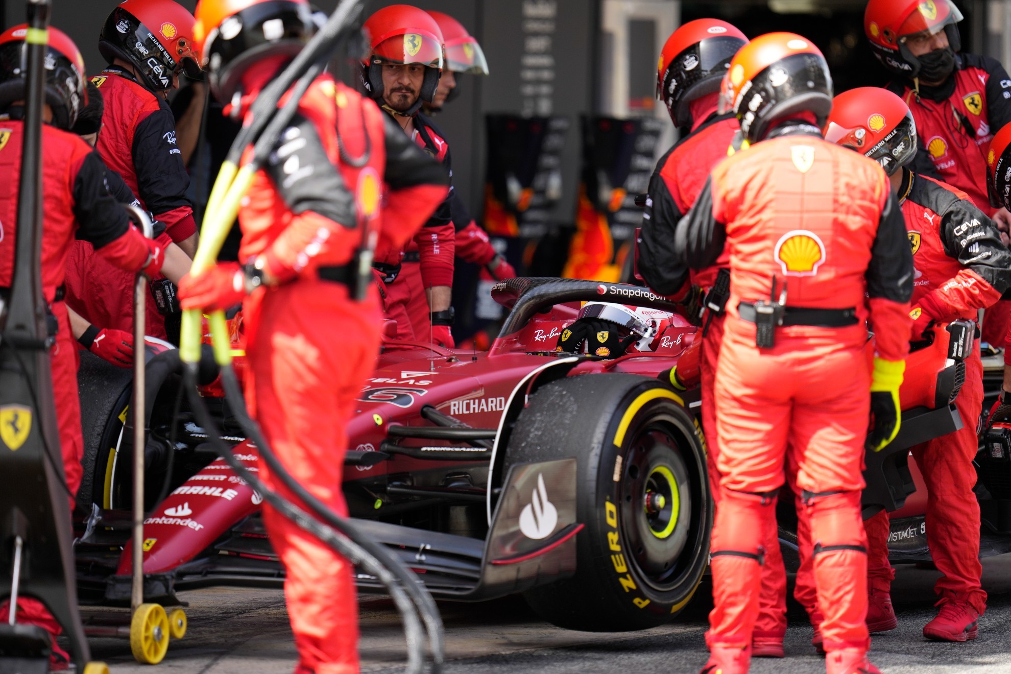 El coche de Charles Leclerc con sus mecánicos | Manu Fernandez AP