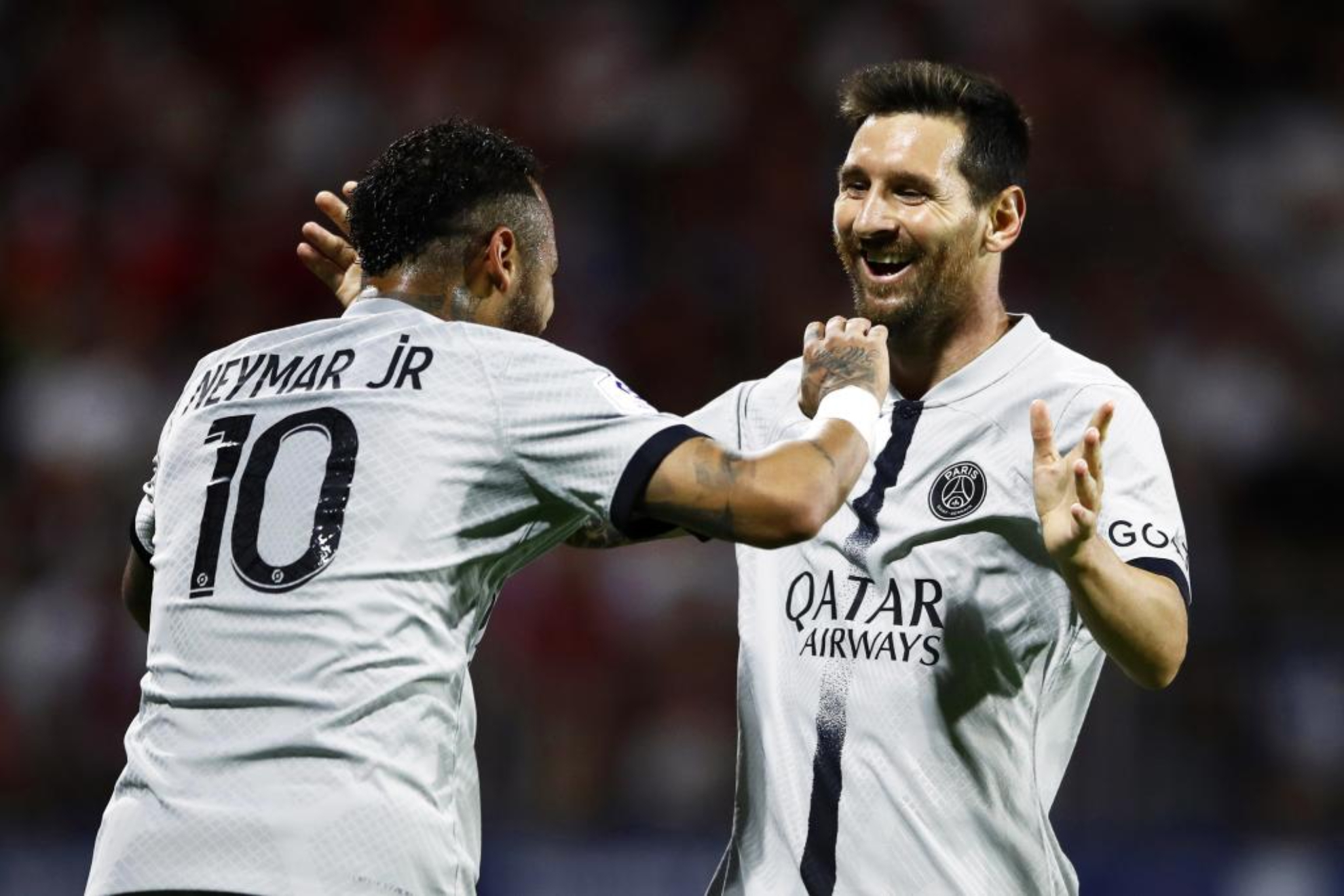 Messi y Neymar celebrando un gol ante el Clermont. / EFE