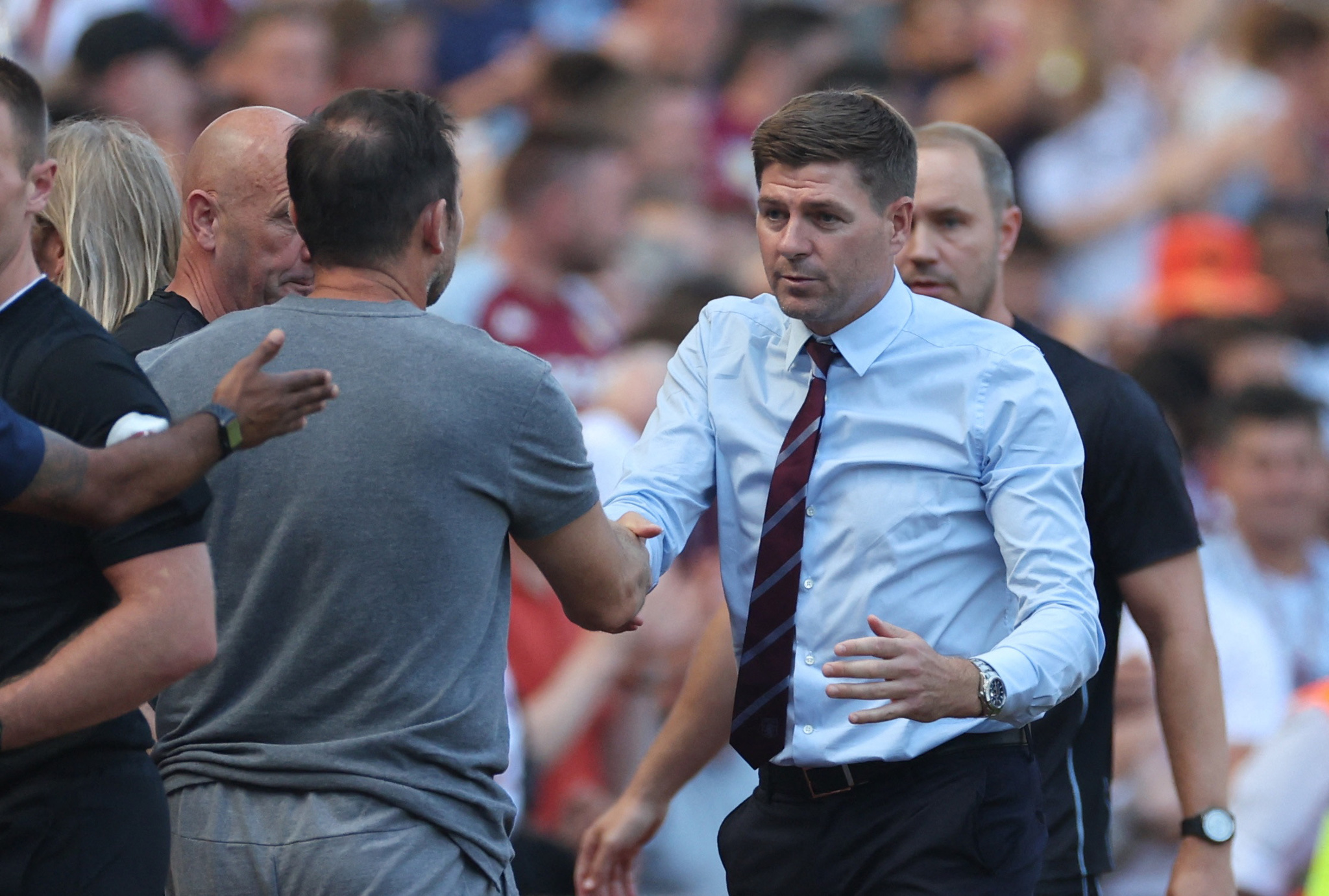 Lampard y Gerrard se saludan previo al juego | Reuters